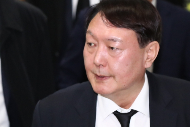 윤석열 검찰총장이 2일 오후 서울 서초구 서울성모병원 장례식장에 마련된 전 청와대 민정비서관실 특별감찰반 수사관의 빈소를 조문한 뒤 굳은 표정으로 나오고 있다. 연합뉴스