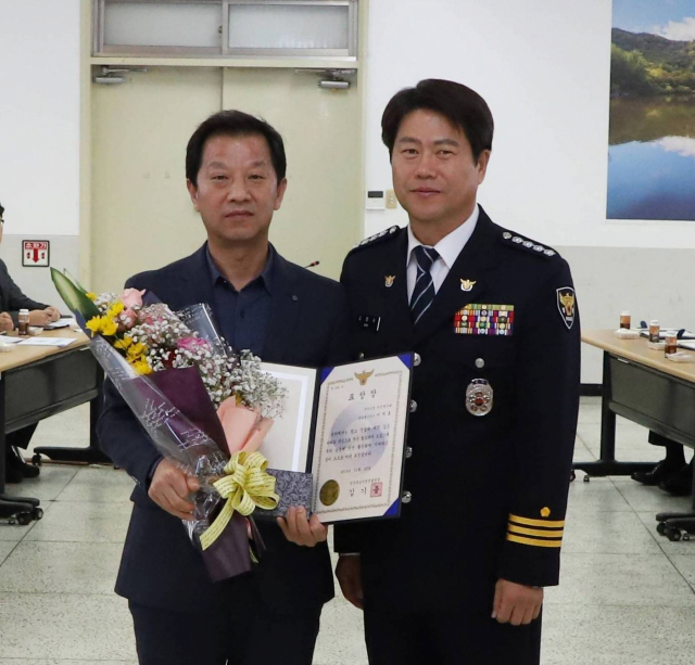 이재호(왼쪽) 경북 구미시 통합관제계장이 2일 경북지방경찰청 표창을 받았다. 구미경찰서 제공