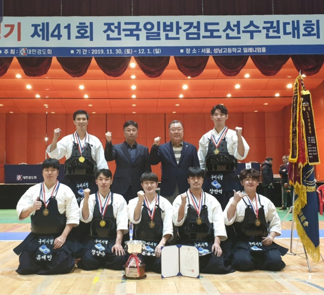 경북 구미시청 검도팀이 지난달 30일부터 이달 1일까지 열린 제41회 대통령기 전국일반검도선수권대회에서도 단체전 우승을 차지한 뒤 기념촬영을 하고 있다. 구미시 제공