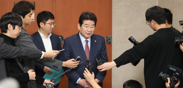자유한국당 강석호 의원이 3일 오전 서울 여의도 국회 정론관에서 원내대표 경선 출마 선언 기자회견을 마친 뒤 기자들의 질문에 답하고 있다. 연합뉴스