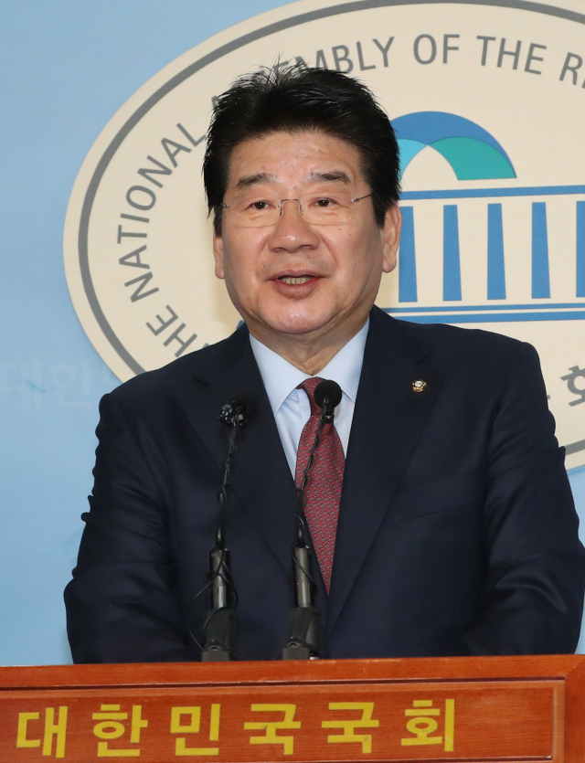 자유한국당 강석호 의원이 3일 오전 서울 여의도 국회 정론관에서 기자회견을 열고 원내대표 경선 출마를 선언하고 있다. 연합뉴스