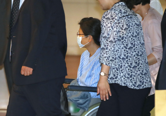 국정농단 사건으로 2년 5개월째 구속 수감 중인 박근혜 전 대통령이 16일 어깨 부위 수술을 받기 위해 서울성모병원으로 들어서고 있다. 연합뉴스