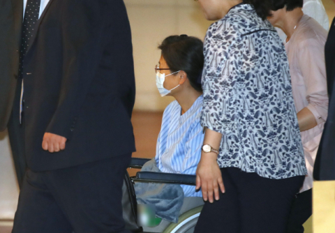 지난 9월 16일 박근혜 전 대통령이 어깨 부위 수술을 받기 위해 서울성모병원으로 들어서고 있다. 연합뉴스