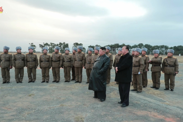 북한 김정은 국무위원장이 국방과학원에서 진행한 초대형 방사포 시험사격을 참관했다고 29일 조선중앙TV가 보도했다. 사진은 조선중앙TV 화면 캡처로, 김 위원장이 리병철 당 군수공업부 제1부부장과 함께 서 있다. 연합뉴스