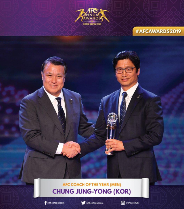 올해 국제축구연맹(FIFA) 20세 이하(U-20) 월드컵 준우승의 주역인 정정용(50) 감독이 아시아축구연맹(AFC) 연간 시상식에서 남자 감독상을 받고 있다. 연합뉴스