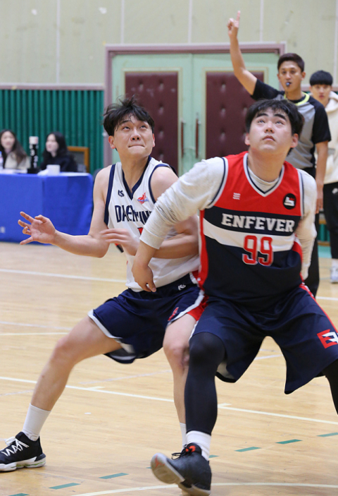 2019 출발 대구 한마음 생활체육농구대회에서 선수들이 열띤 경기를 펼치고 있다. 대구시농구협회 제공