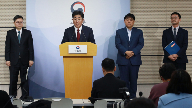 성기선 한국교육과정평가원장이 3일 정부세종청사 교육부 브리핑룸에서 열린 2020학년도 수능 채점결과 발표에 참석, 취재진 질문에 답하고 있다. 연합뉴스