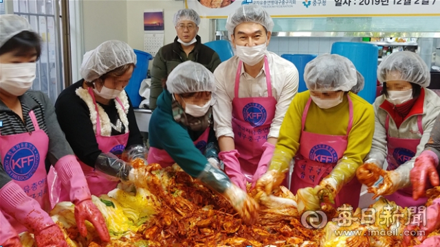 한국자유총연맹 대구중구지회 김장 담궈 탈북민과 노숙인에 전달