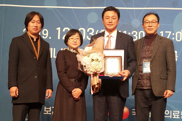 구미시립노인요양병원의 이준환(왼쪽 세 번째) 이사를 비롯한 임직원들이 수상 후 기념촬영을 했다. 구미대 제공