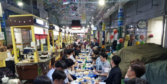 지난 3월 개장 초기 하루 평균 200~300명이나 됐던 영천 별빛야시장 방문객이 10명 안팎으로 급감하면서 7개였던 판매대도 2개만 남아 명맥 유지조차 힘든 상황이다. 사진은 개장 초기 인파들로 북적였던 별빛야시장 모습. 영천시 제공