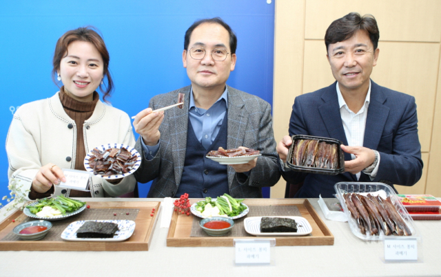 포항시는 3일 과메기 판매가 본격 시작되면서 적극적인 홍보에 나서기로 했다. 시 김종식 일자리경제국장 등이 시식을 하고 있다. 포항시 제공