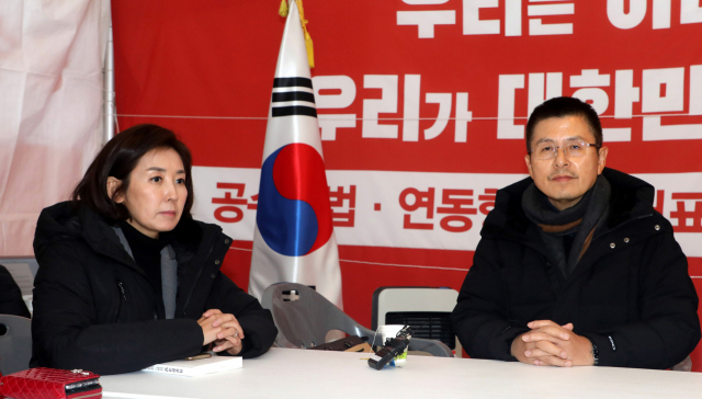 자유한국당 황교안 대표와 나경원 원내대표가 3일 오후 청와대 앞 천막농성장에서 열린 최고위원회의에 참석해 있다. 연합뉴스