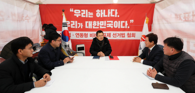 자유한국당 황교안 대표가 3일 오후 청와대 앞 천막농성장에서 당직자들과 대화하고 있다. 연합뉴스