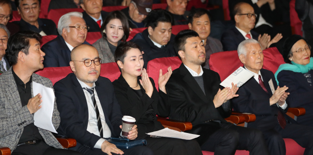 무소속 이언주 의원(왼쪽세번째)이 1일 오후 서울 여의도 국회 의원회관에서 열린 미래를 향한 전진 4.0(가칭) 창당발기인대회에서 박수치고 있다. 연합뉴스
