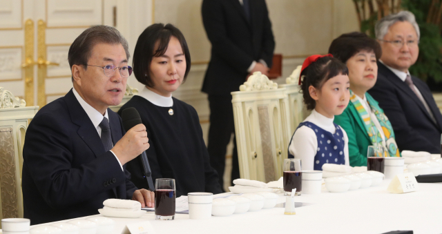 문재인 대통령이 3일 오후 청와대에서 국가기후환경회의 초청 오찬 인사말을 하고 있다. 연합뉴스