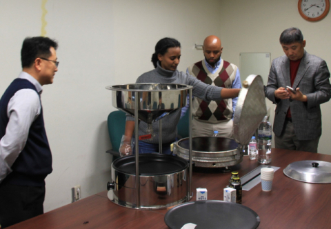 계명대 산학인재원 개발팀과 에티오피아인 얄루 젤라렘 교수(계명대 전자공학과·오른쪽에서 두번째) 등이 지난달 말 계명대 산학인재원 연구실에서 1차 개발이 왼료된 