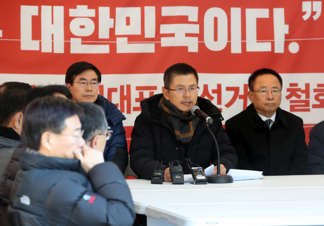 자유한국당 황교안 대표가 4일 오전 청와대 사랑채 앞 