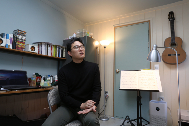 클래식 기타리스트 곽진규 씨가 자신의 연습실에서 오는 15일 경주예술의전당 원화홀 무대에 오르는 독주회에 대해 설명하고 있다. 김도훈 기자