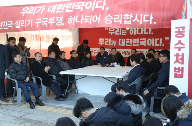 자유한국당 황교안 대표가 4일 오전 청와대 사랑채 앞 