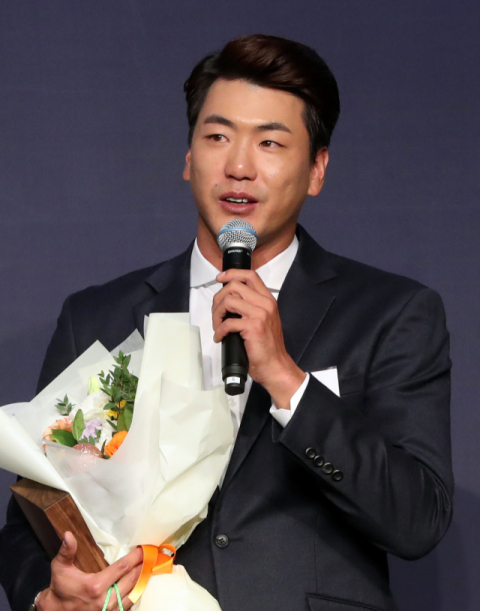 4일 서울 여의도 콘래드 호텔에서 열린 2019 조아제약 프로야구대상 시상식에서 SK 와이번스 김광현이 2년 연속 최고투수상을 받고 소감을 말하고 있다. 연합뉴스