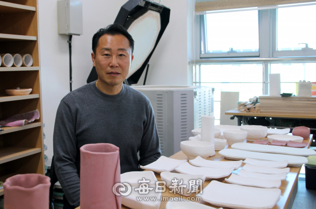 경북 안동시 평생학습관에서 도예가 강진석 작가가 수강생들이 만든 작품을 앞에 두고 포즈를 취하고 있다. 김영진 기자