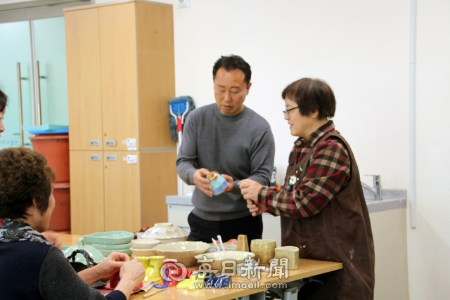 도예가 강진석 작가가 수강생과 함께 만든 작품에 대해 논의하고 있다. 강 작가는