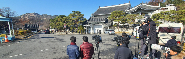검찰이 유재수 전 부시장 감찰 중단과 관련해 대통령비서실 압수수색을 시작했다고 4일 밝혔다. 이날 오전 청와대 춘추관 앞에서 취재진이 연풍문 방향을 보고 있다. 연합뉴스