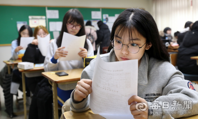 2020학년도 대학수학능력시험 성적 발표일인 4일 오전 대구 정화여고 수험생들이 긴장된 표정으로 자신의 성적을 확인하고 있다. 정운철 기자 woon@imaeil.com