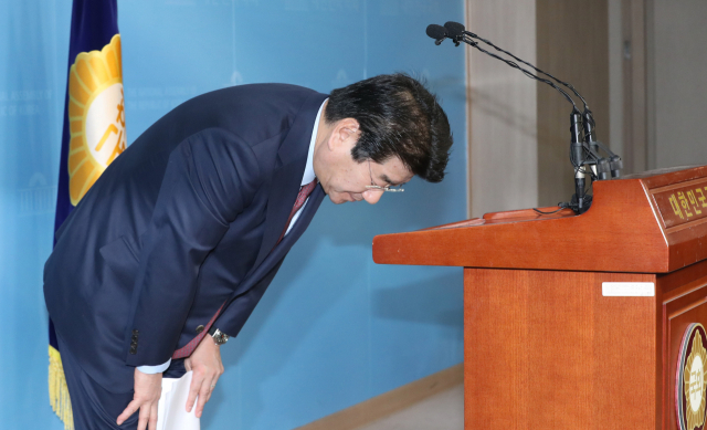 자유한국당 강석호 의원이 3일 오전 서울 여의도 국회 정론관에서 원내대표 경선 출마 선언 기자회견을 마친 뒤 인사하고 있다. 연합뉴스