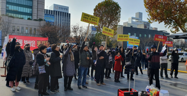 월배역 포스코더샵 비대위가 4일 오전 10시 대구시청 앞에서 주민 일조권 침해 피해를 호소하며 건축허가를 내준 대구시를 규탄하고 있다. 이주형 기자.