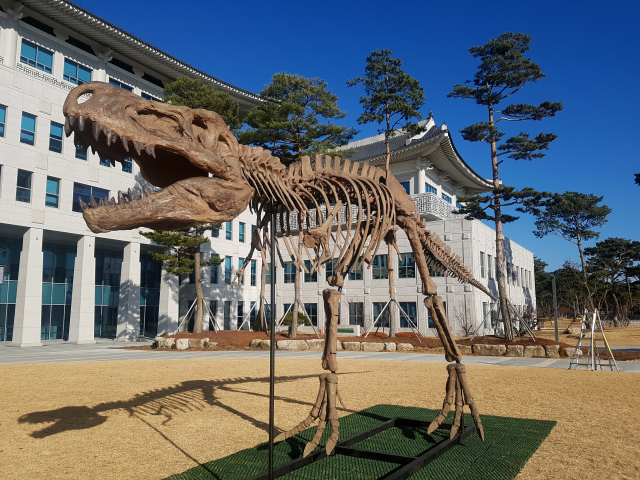 경북도청 앞에 세워진 공룡 조형물. 급변하는 현실에 변하지 않으면 살아남지 못한다는 것을 보여주기 위해 세운 것이다. 경북도청 제공.