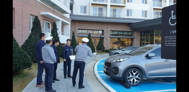 경북 청송에서 장애인전용주차구역 민·관 합동점검이 이달 10일까지 진행된다. 사진은 합동점검반이 소노벨 청송을 방문한 모습. 청송군 제공