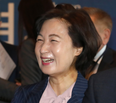 더불어민주당 추미애 의원이 5일 서울 중구 신라호텔에서 열린 제1회 북방포럼에서 참석자들과 인사하며 웃고 있다. 연합뉴스