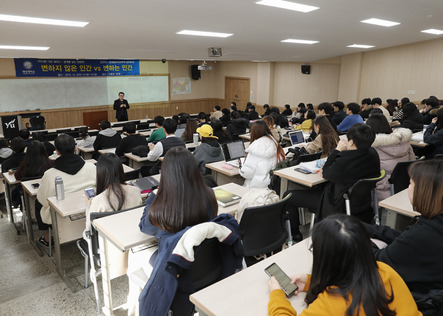 영남대 학생들이 동문인 이시원 ㈜부천 회장이 기탁한 발전기금으로 마련된 