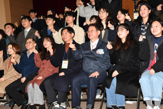 이철우 경상북도지사가 도 공무원교육원 교육생들과 대화콘서트를 기념해 사진촬영을 하고 있다. 경북도 제공