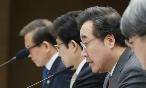 이낙연 국무총리가 5일 오전 정부세종청사에서 열린 국정현안점검조정회의에서 발언하고 있다. 연합뉴스