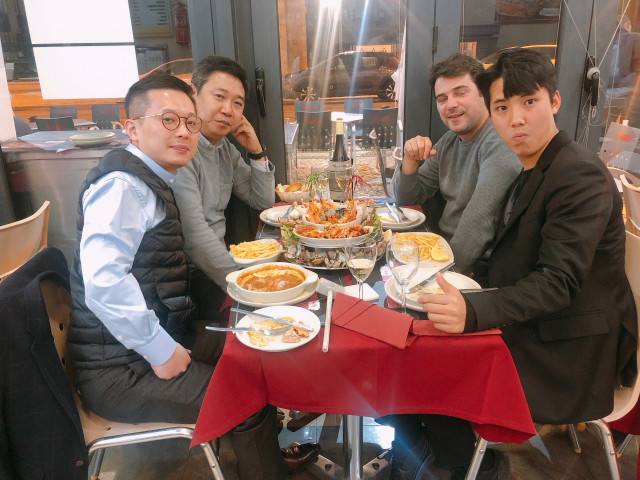 프로선수들의 해외 진출을 돕는 국제축구연맹(FIFA) 중개인 조주삼(맨 앞 왼쪽) 씨가 포르투갈 3부 리그 SC베이라마르와 아시아스카우터 파트너십을 체결한 뒤 이 구단 브루스 허(왼쪽 뒤편) 부회장 등과 만찬을 하고 있다. 조주삼 씨 제공