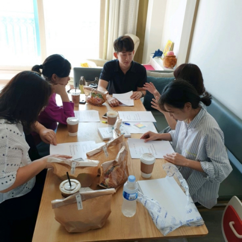 수성구사회복지행정연구회 회원들이 홍보영상 제작 회의를 하고 있다. 수성구청 제공.