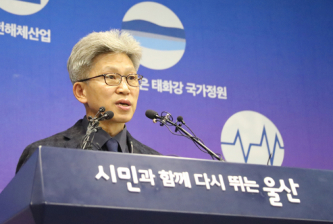송병기 울산시 경제부시장이 5일 울산시청 프레스센터에서 김기현 전 울산시장 측근 비리 제보와 관련한 입장을 밝히고 있다. 송 부시장은 청와대에 최초로 김 전 시장 측근 비리 의혹을 제보한 인물로 알려졌다. 연합뉴스