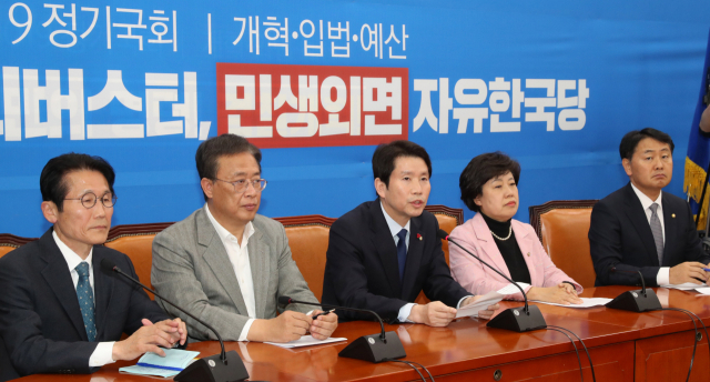더불어민주당 이인영 원내대표가 5일 서울 여의도 국회 더불어민주당 원내대표실에서 열린 패스트트랙 법안과 예산안을 다룰