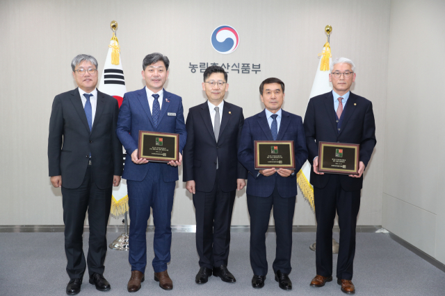 김현수 농림축산식품부 장관(사진 가운데)이 5일 정부세종청사에서 2019년 국가중요농업유산 지정서를 전달하고 기념사진을 촬영하고 있다. 농식품부 제공
