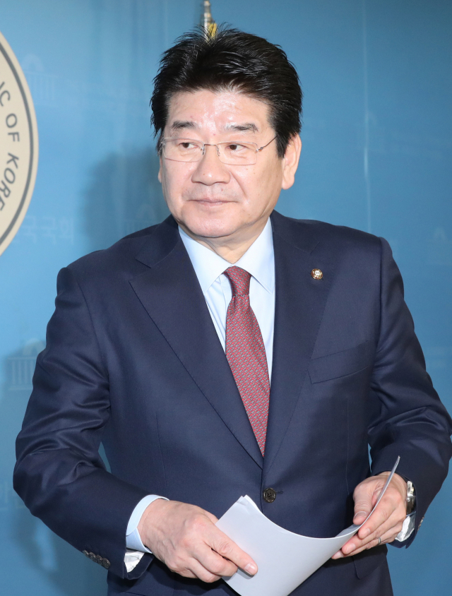 자유한국당 강석호 의원이 3일 오전 서울 여의도 국회 정론관에서 원내대표 경선 출마 선언 기자회견을 마친 뒤 정론관을 나서고 있다. 연합뉴스