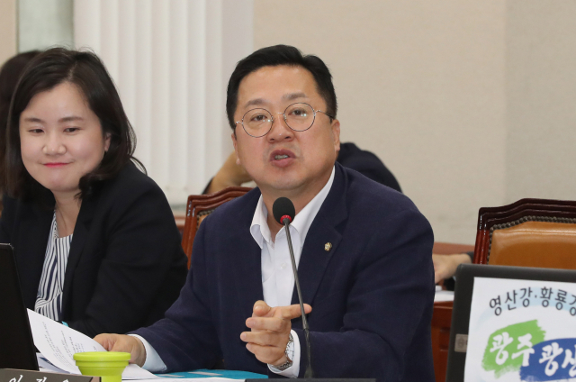 자유한국당 이장우 의원이 15일 국회 환경노동위 국정감사에서 질의하고 있다. 연합뉴스