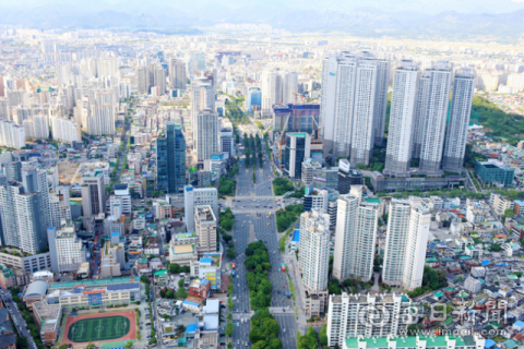 내년 대구 아파트 분양시장은 공급 물량은 이어지지만 입주 단지가 증가하고 고분양가와 정부 규제가 맞물리면서 위축될 가능성이 제기된다. 대구 시가지 아파트 전경. 매일신문 DB