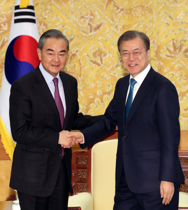 지난해 청와대에서 문재인 대통령과 접견한 왕이 중국 외교부장(사진 왼쪽). 연합뉴스