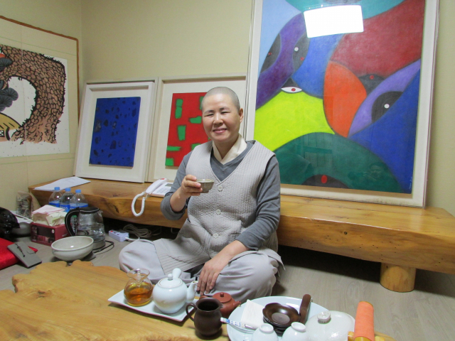 수행의 한 방법으로 그림을 그리는 현종 스님이 차를 마시며 자신의 작품에 대해 이야기 하고 있다. 김동석 기자