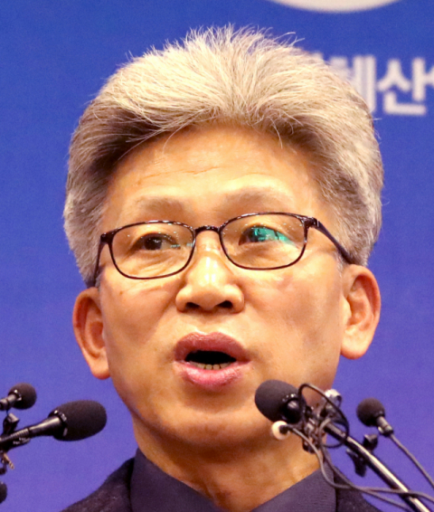 송병기 울산시 경제부시장이 5일 울산시청 프레스센터에서 김기현 전 울산시장 측근 비리 제보와 관련한 입장을 밝히고 있다. 송 부시장은 청와대에 최초로 김 전 시장 측근 비리 의혹을 제보한 인물로 알려졌다. 연합뉴스