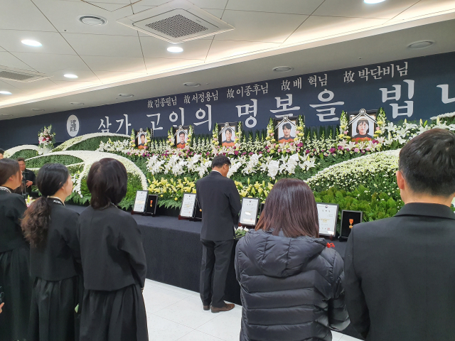 6일 독도 인근 해상에서 헬기 추락사고로 순직한 중앙119구조본부 소방항공대원 5명의 합동분향소에서 가족들이 헌화하며 추모하고 있다. 김우정 기자