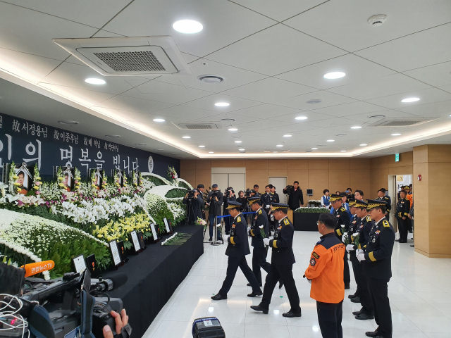 정문호 소방청장이 소방청 관계자들과 6일 합동분향소를 찾아 추모를 하고 있다. 김우정 기자