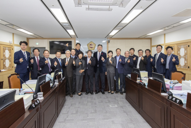 경상북도의회 예산결산특별위원회가 6일 경북도와 경북도교육청에 대한 내년도 세입·세출예산안 및 기금운용계획안 심사를 최종 마무리하고 기념사진을 찍었다. 경북도의회 제공